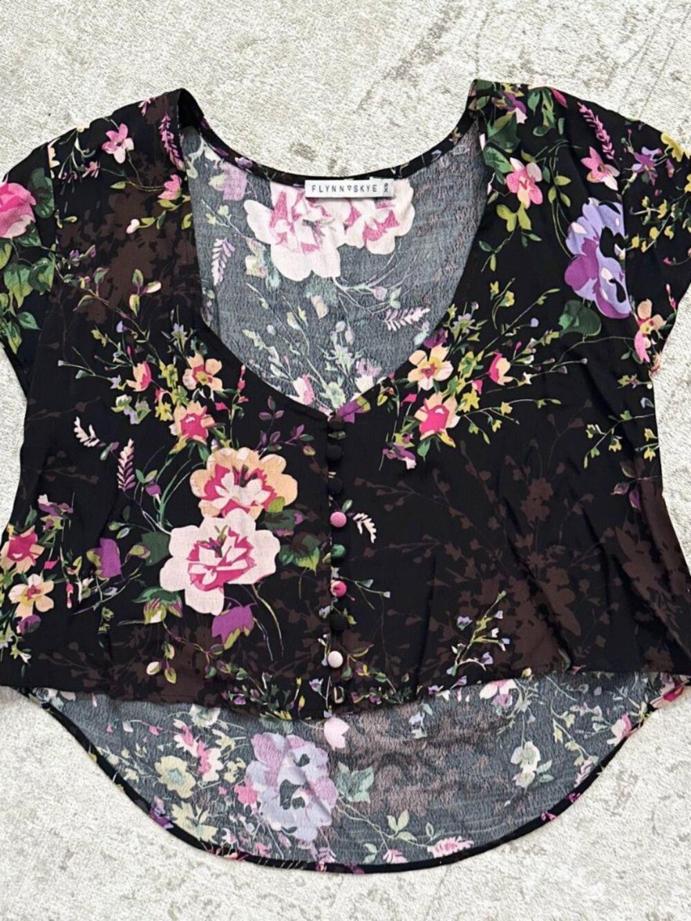 Flynn Skye cropped floral top––XS, black/pink/multi, button detail 🌸